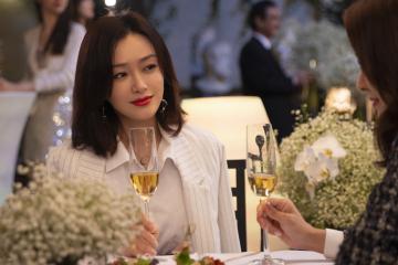 开云体育入口-轰鸣赛道与咆哮球场，当维斯塔潘的红色尾灯照亮施罗德的关键突破