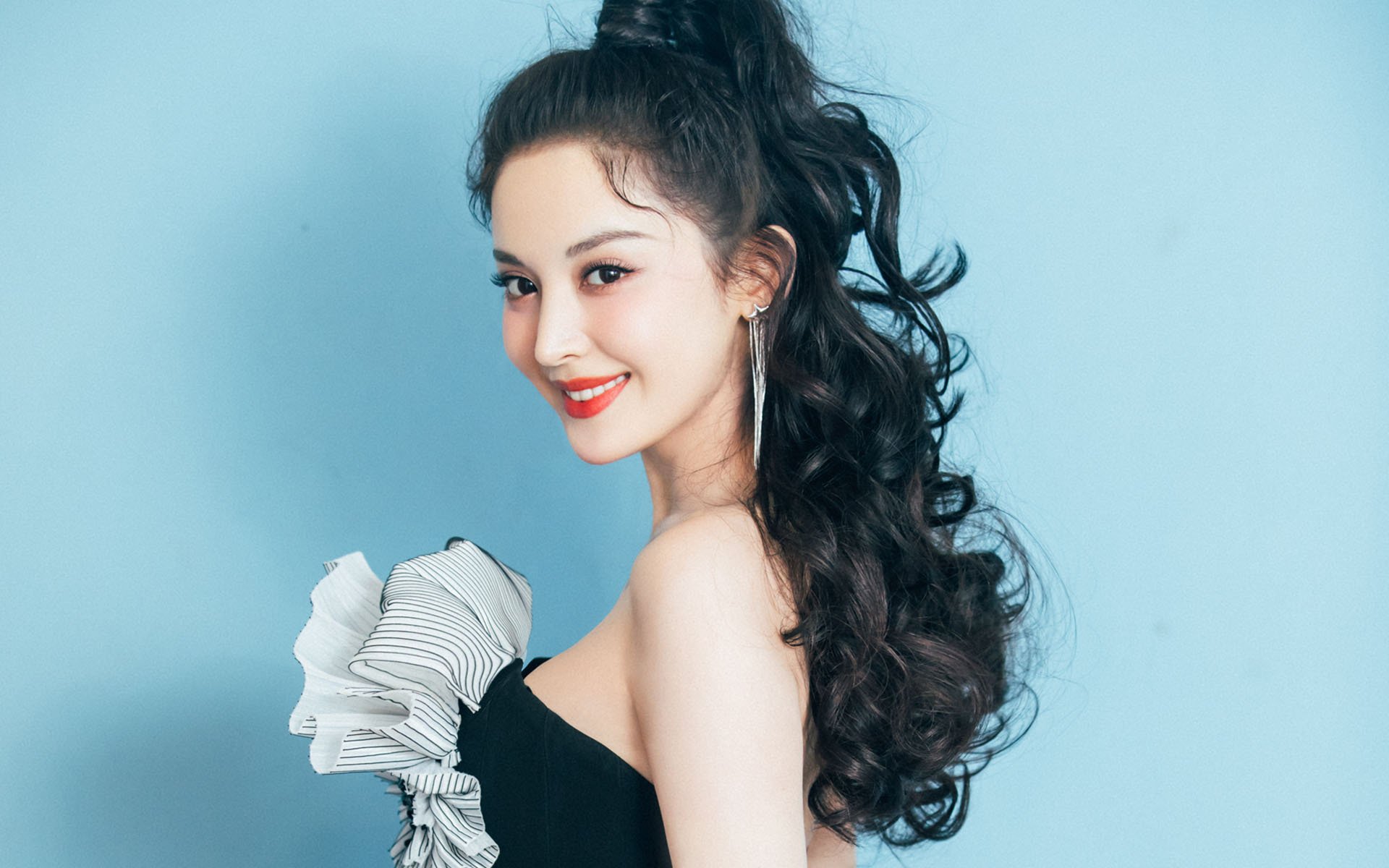 开云下载-赛场上的双重奏，曼联压制里昂，阿劳霍在F1揭幕战接管比赛