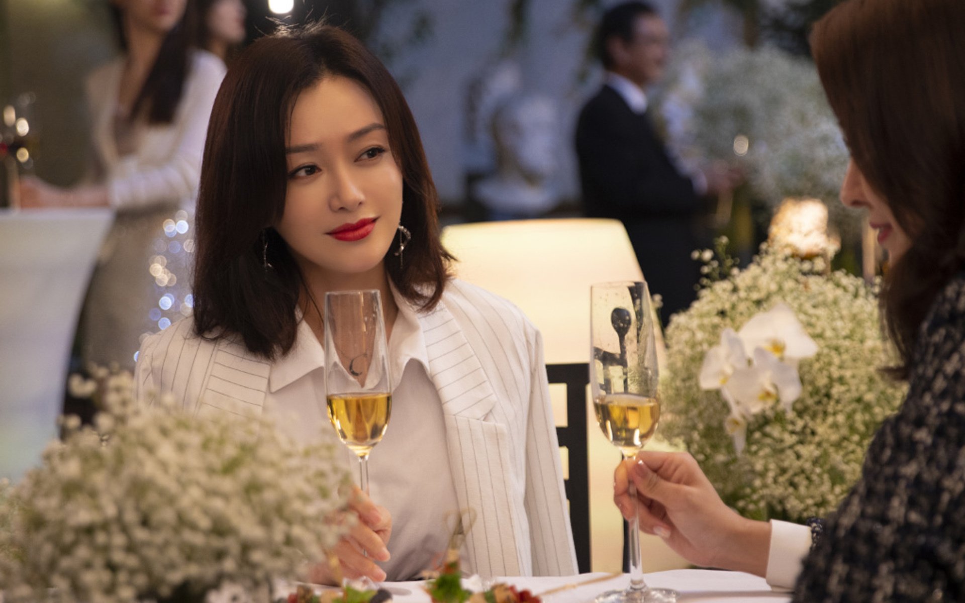 开云体育入口-轰鸣赛道与咆哮球场，当维斯塔潘的红色尾灯照亮施罗德的关键突破