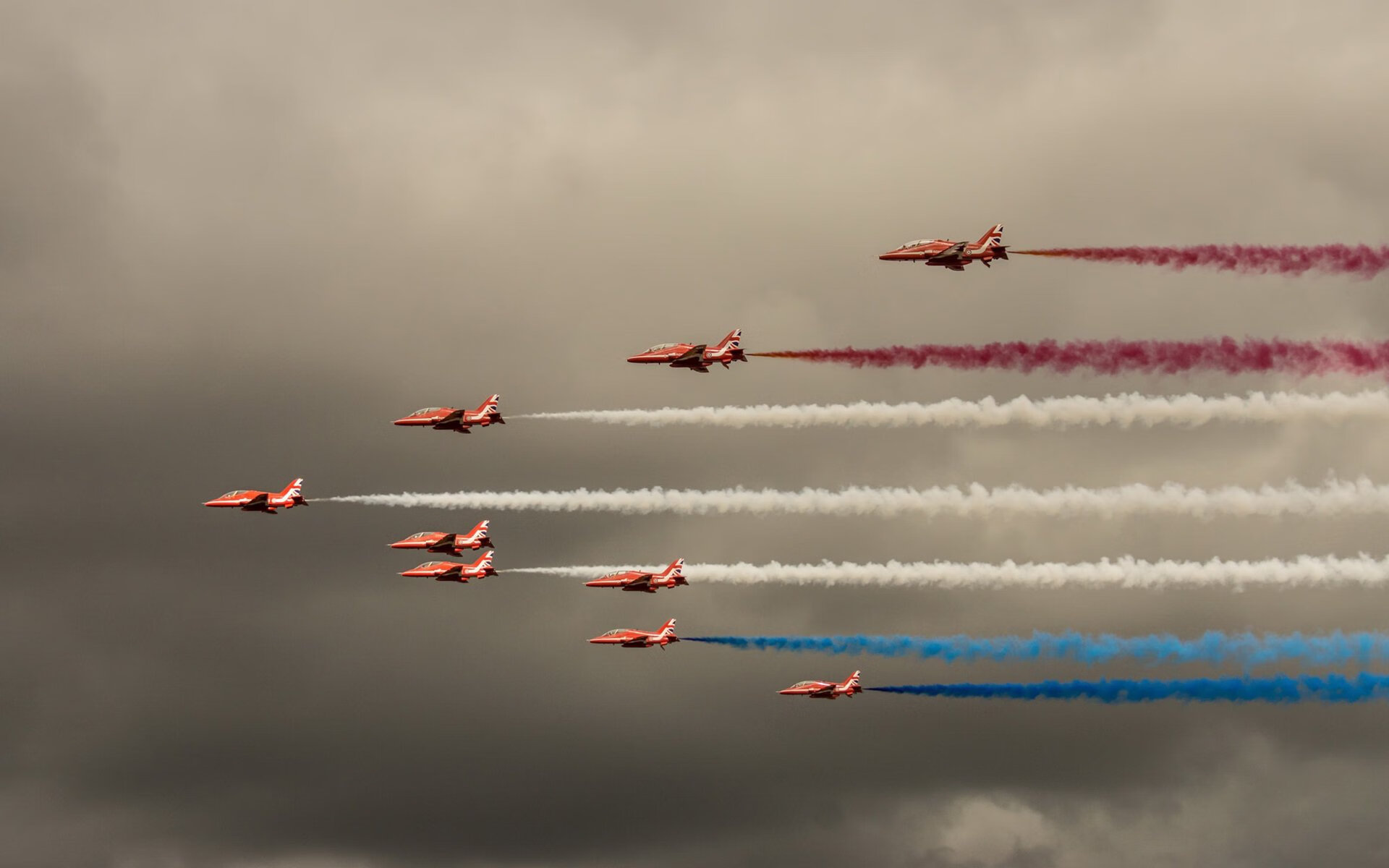 开云体育官网-赛场双城记，伯纳乌的火爆与斯台普斯的碾压